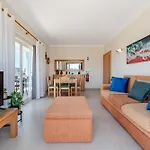 Aquarius In Apartment *